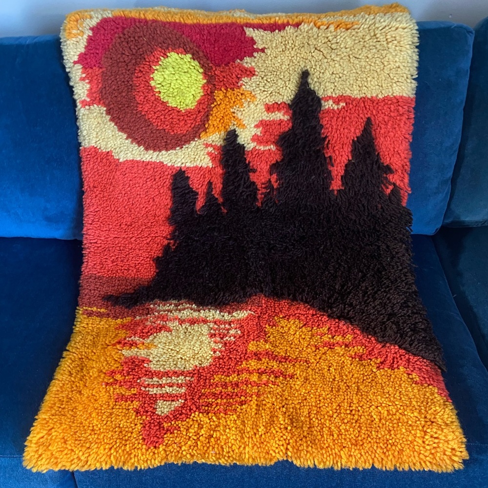#1970s #vintage hand tufted rug/wall hanging in great condition. Smoke/pet free